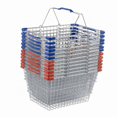 Modieuze hand - de gehouden supermarkt het winkelen mand Aangepaste waarborg van de Kleurenkwaliteit